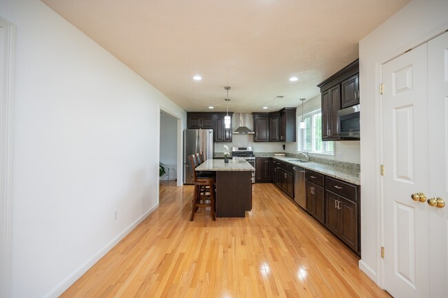 Building Photo - 7 Willow Brook Ln