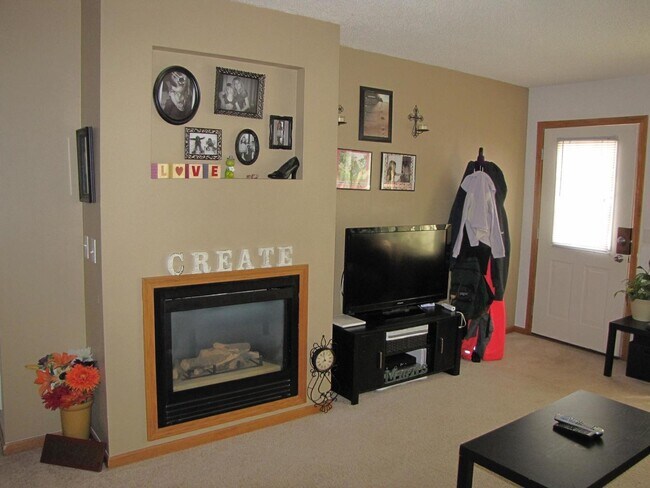 Building Photo - Convenient Location  *2Bed/1.5Bth plus Loft* Townhome in Apple Valley. Avail Sept. 1