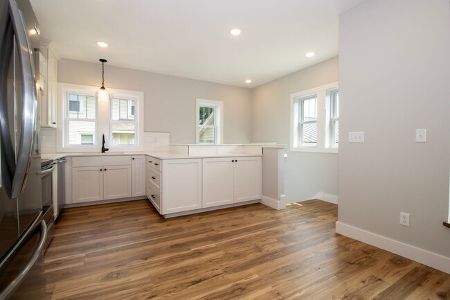 Building Photo - Three Bedroom Condo