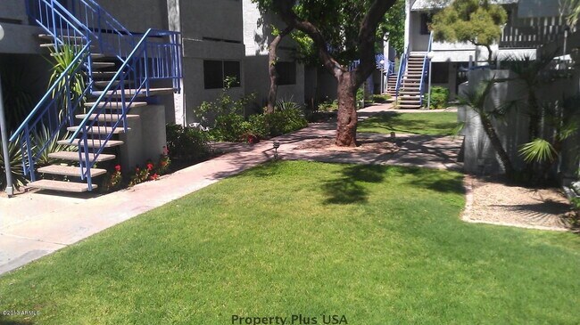Building Photo - "Charming 2-Bed, 2-Bath Gem in Prime Phoenix Location with 900 Sq Ft of Comfort!"
