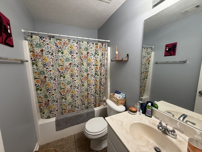 Building Photo - 650 Little Farm Rd