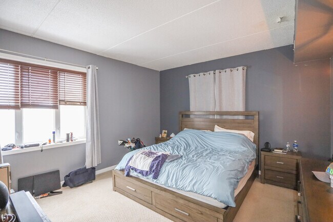 Building Photo - 4625 W Lawrence Ave