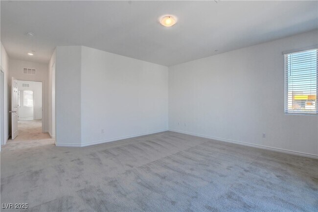 Building Photo - 882 Sycamore Falls St