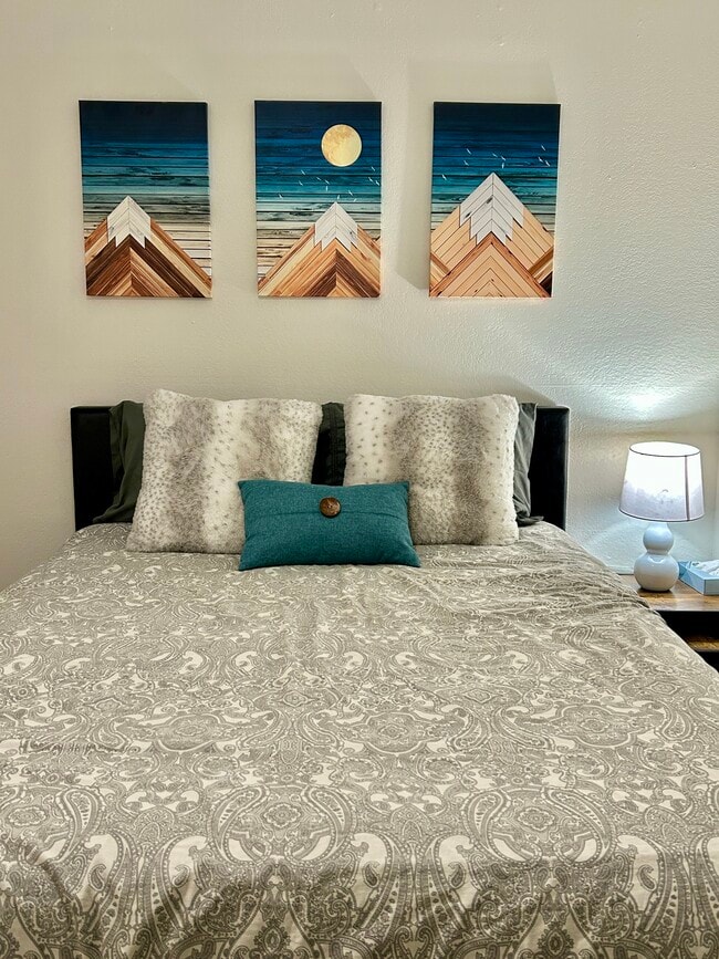 Queen Size bed - 4234 E Western Dr