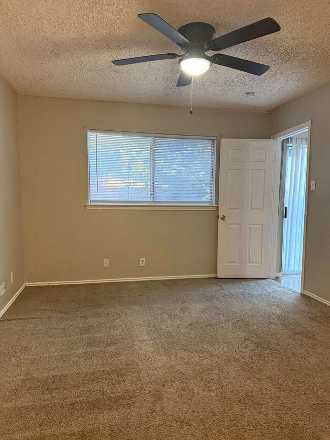 Building Photo - Two Bedroom/Two Bathroom Duplex Between Ki...