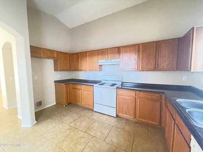 Building Photo - 4004 S Summer Ct