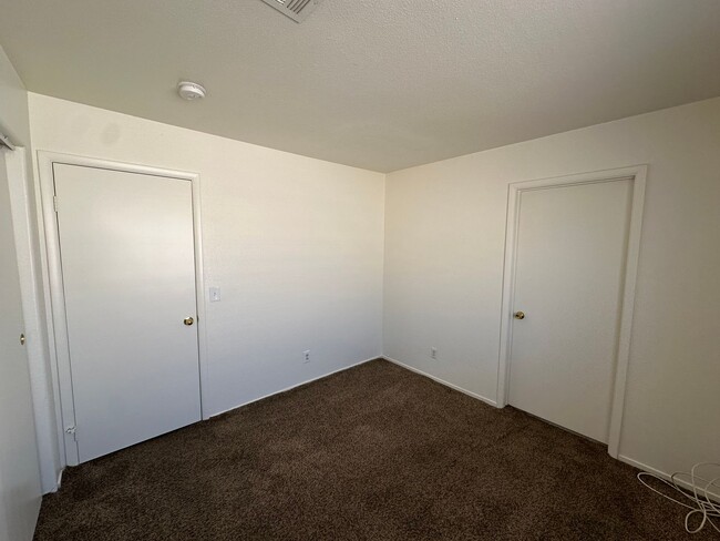 Building Photo - Pool and 4 bedrooms