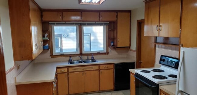 Building Photo - 1602 Hanaford Ave