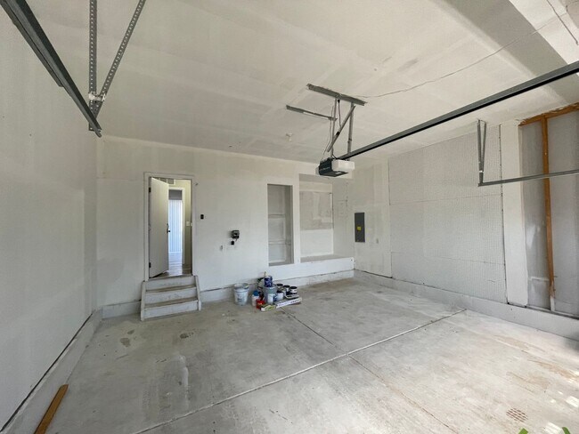 Building Photo - Renovated Home with A/C!