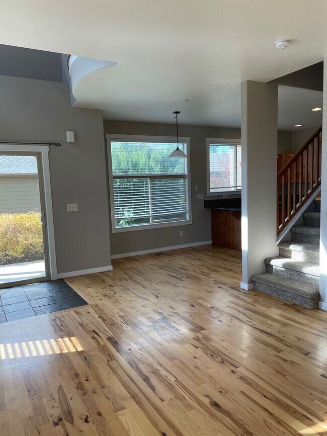 Building Photo - Gorgeous End-Unit Townhome Backing to Open Space!