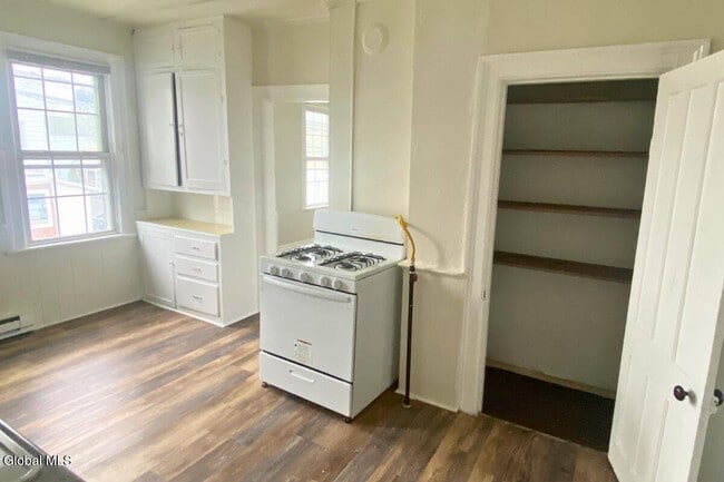 Building Photo - 163 Paine St