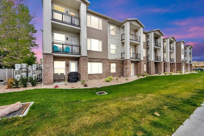 Building Photo - First  Month Rent FREE