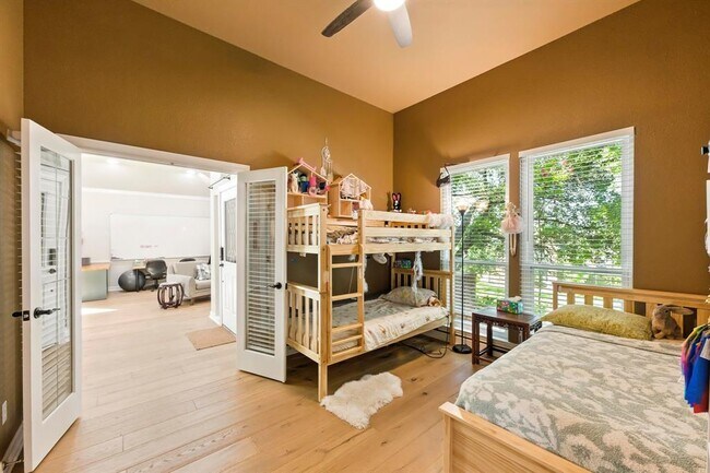 Building Photo - 9281 Scenic Bluff Dr
