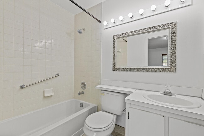 Building Photo - 814 Hill Dr