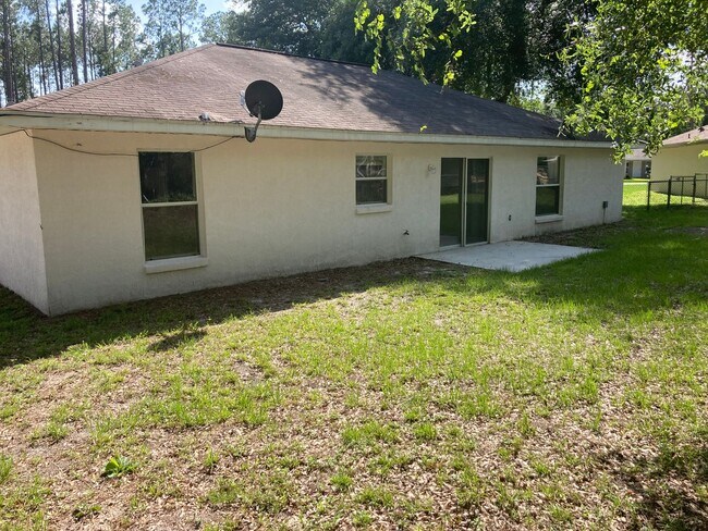 Building Photo - 3/2 Home Silver Springs Shores