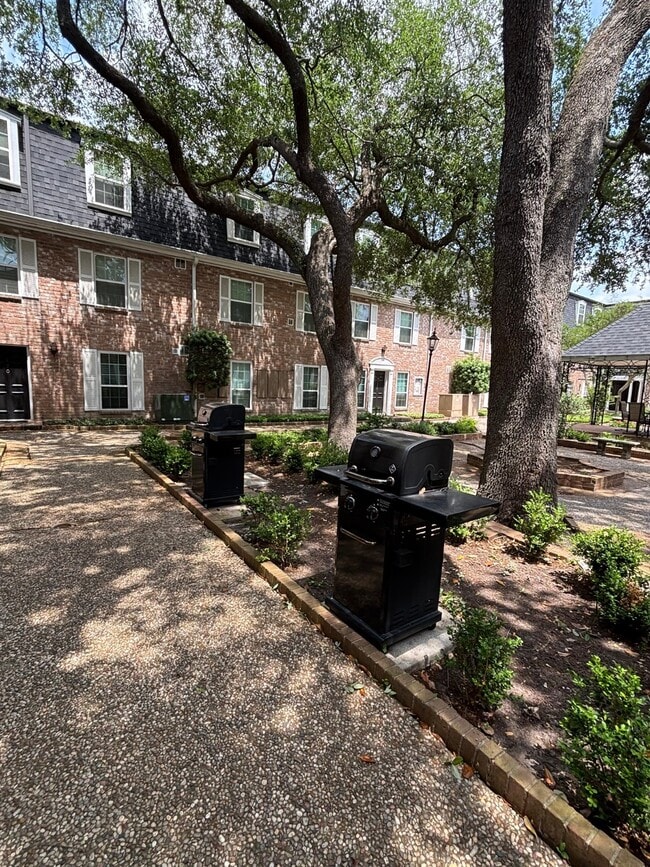 Building Photo - 357 N Post Oak Ln