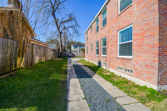 Private driveway leads to rear parking - 2916 Arbor St