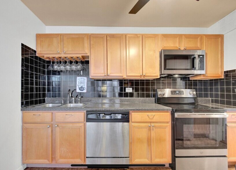 Building Photo - 5455 N Sheridan Rd