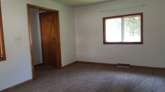 Building Photo - Cute 2 Bedroom Home