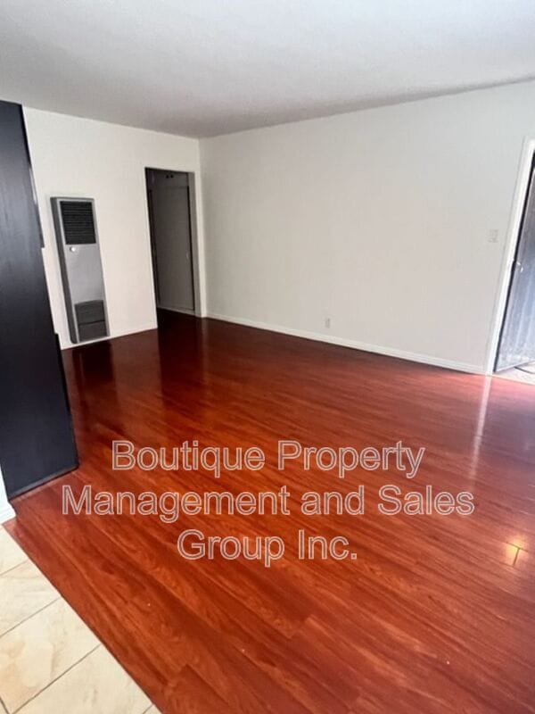 Building Photo - 930 E 1st St