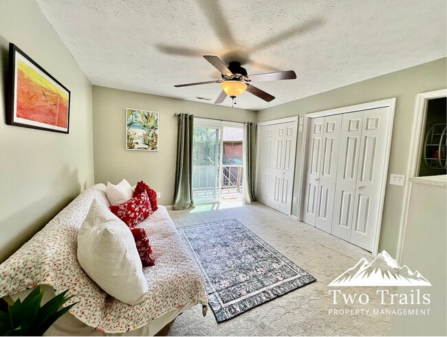 Building Photo - CHARMING UPSTAIRS CONDO IN HENDERSONVILLE