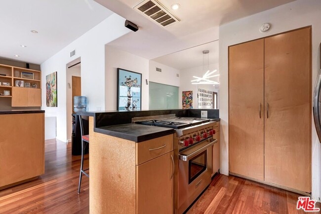 Building Photo - 1509 S Crest Dr