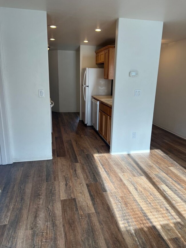 Building Photo - Lovely 3 bedroom, 2.5 bath home with laundry, near schools