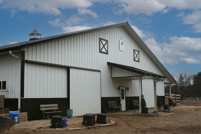 Building Photo - 708 S Rose Farm Rd