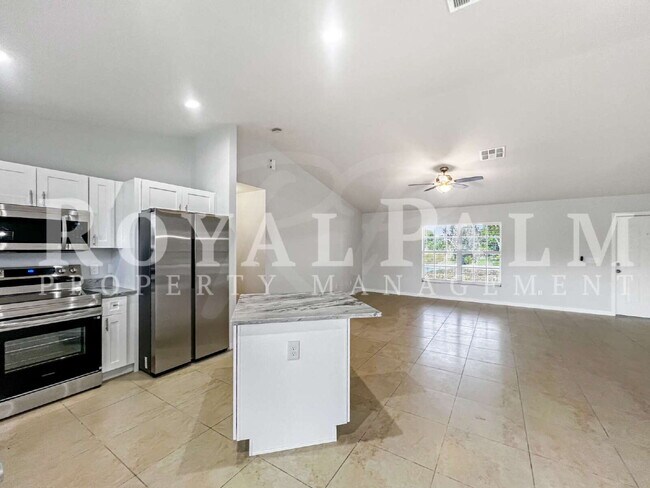 Building Photo - Newly Renovated 3BR/2BTH Fort Myers Home with Bright Layout & New Appliances