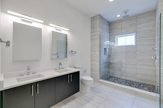 Building Photo - Northern Liberties Townhome with Parking