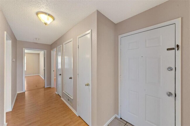 Building Photo - 5545 Brookview Ct