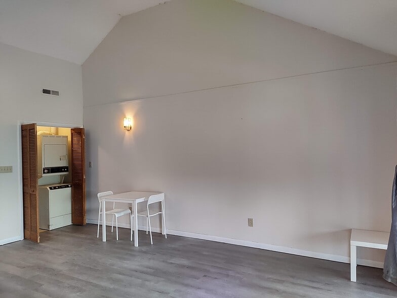 Building Photo - 500 Fairway Village Dr