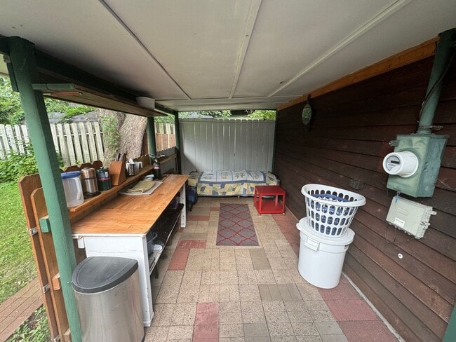 Building Photo - Gorgeous SFH with SS appliances, fenced ba...