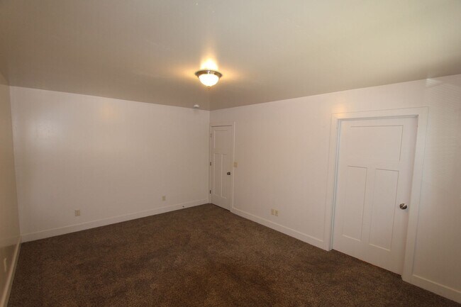 Building Photo - 3BR Home in Mountainaire | Open Layout + Fenced Yard