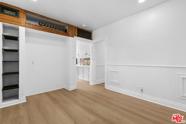 Building Photo - 3915 S Budlong Ave