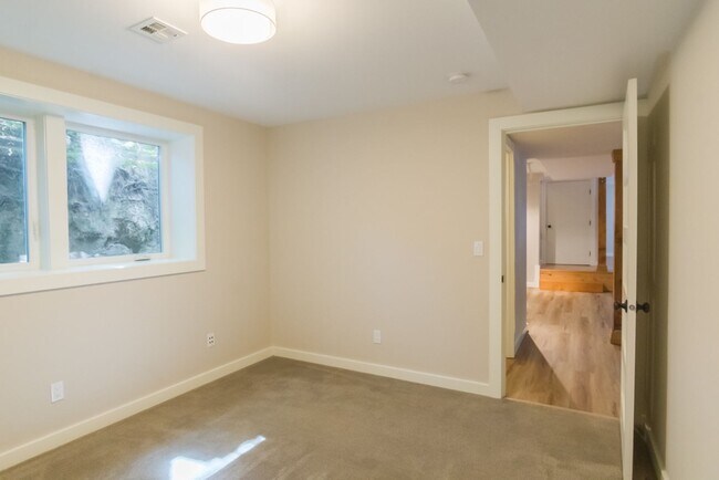 Building Photo - 6bd/3.75ba Seattle Home