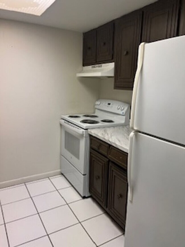 Building Photo - Charming 2 Bedroom 1 bath unit at Habana Park!