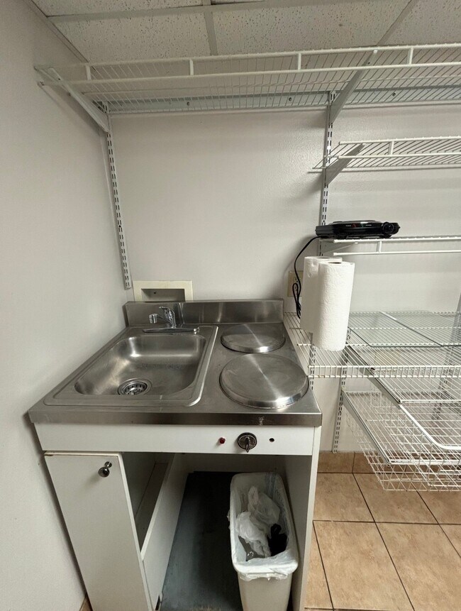 Building Photo - 928 Main St