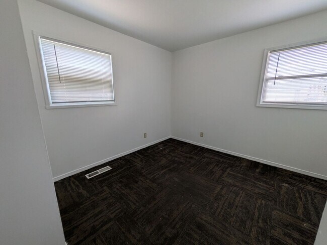 Building Photo - 3 bedroom available for immediate move in!