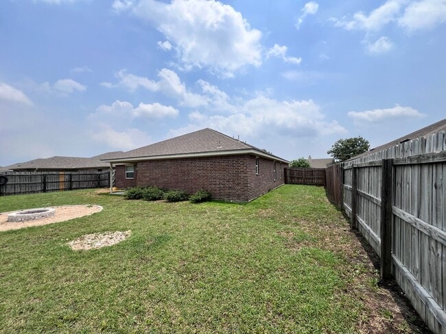 Building Photo - Trimmier Estates Beauty!