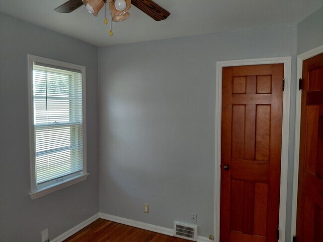 Building Photo - 4 bedroom, 2 full bath bungalow near Cedar and Warrensville