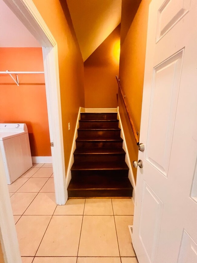 Building Photo - Tucked Away 3 Bedroom Gem on Private Road ...