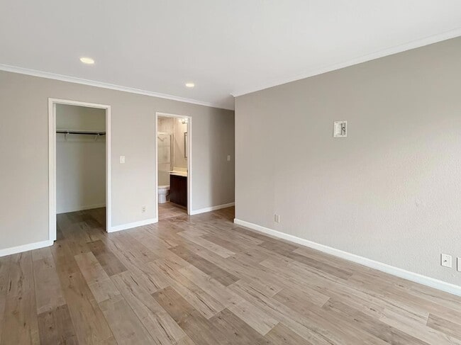 Building Photo - 5935 Woodbine Pl