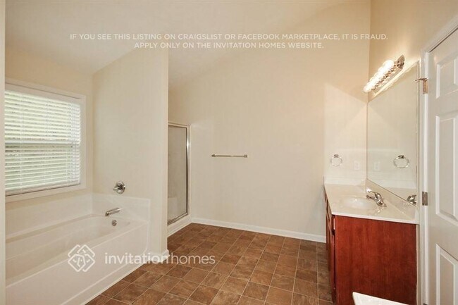 Building Photo - 2245 Village Green Dr