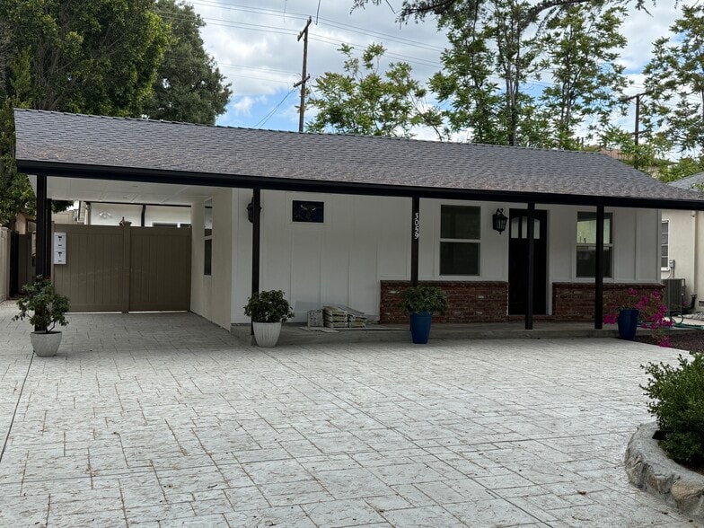 Day time , front of unit - 3059 Sycamore Ave