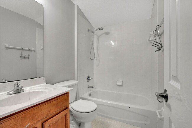 Building Photo - Renovated 5 bedroom/3 bathroom home in Wor...