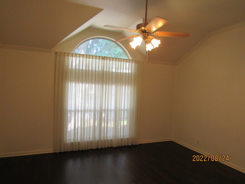 Building Photo - 9415 Pine Arbor