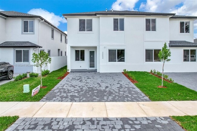 Building Photo - 22555 SW 125th Ave