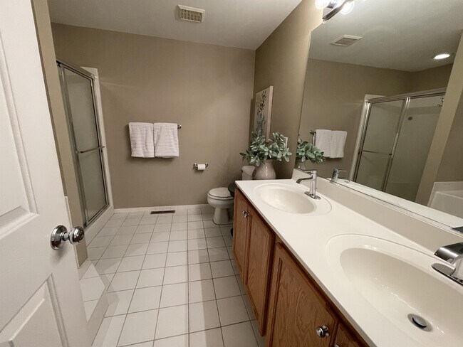 Building Photo - 4085 Waterford Dr