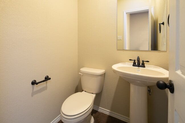 Building Photo - AVAILABLE NOW! GORGEOUS 3 BEDROOM DUPLEX LOCATED IN BUDA, TEXAS!